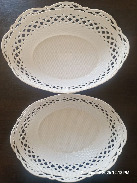 Coșuri de păine,fructe din plastic,nuiele,inox