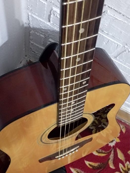 продается гитара срочно