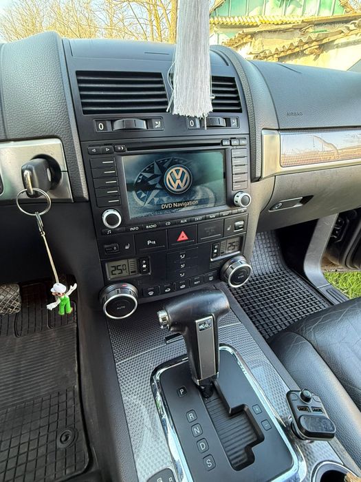 Volkswagen Touareg 3.0 TDI V6 pe arcuri