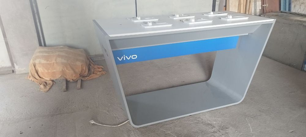 Продается стол витрина