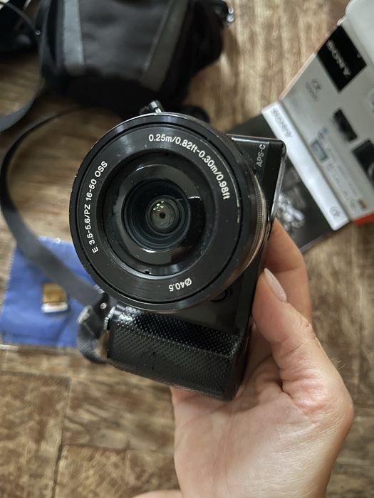 Sony A5000 Aparat Foto Mirrorless 20MP APSC Full HD Kit cu Obiectiv 16-50 F/3.5-5.6