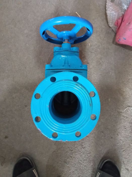 Водиной чугунний  задвижки размер от 50 до 700