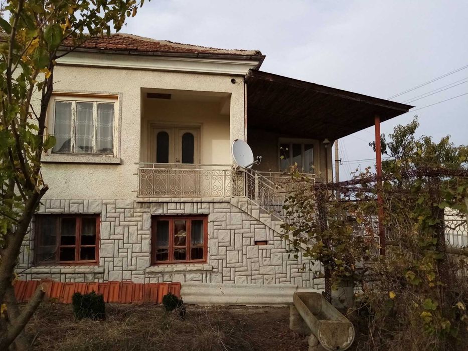 Двуетажна къща с двор