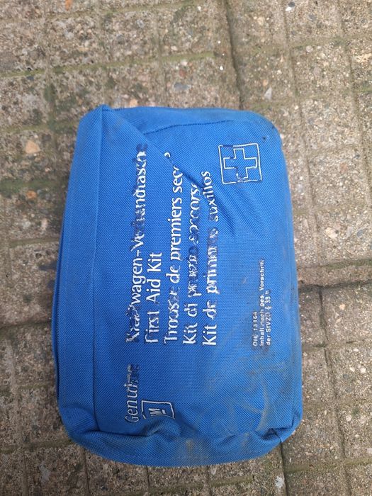 Комплект заверен пожарогасител триъгълник и аптечка