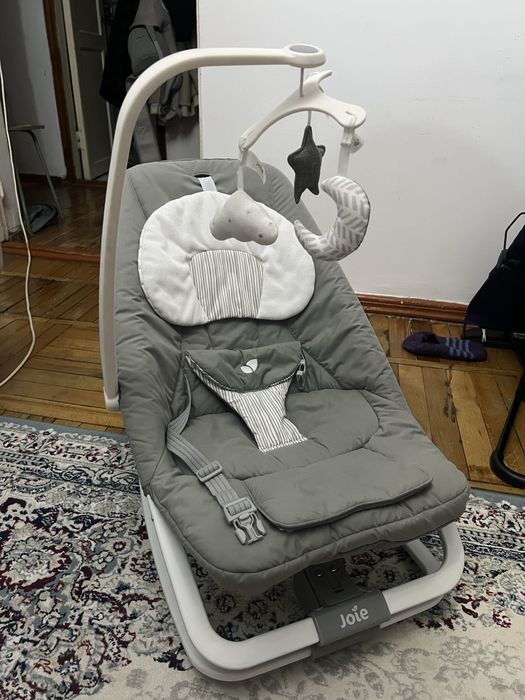 Продам детский шезлонг Joie