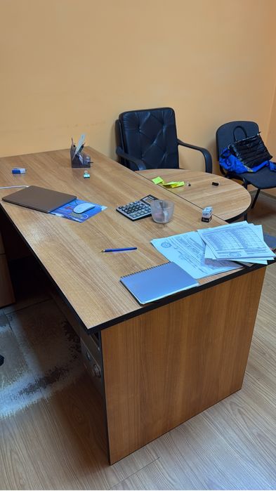Срочно продаю офисную мебель!