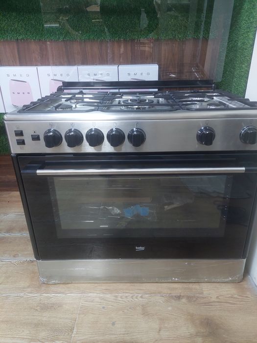 комбинированная кухонная плита бренда Beko.