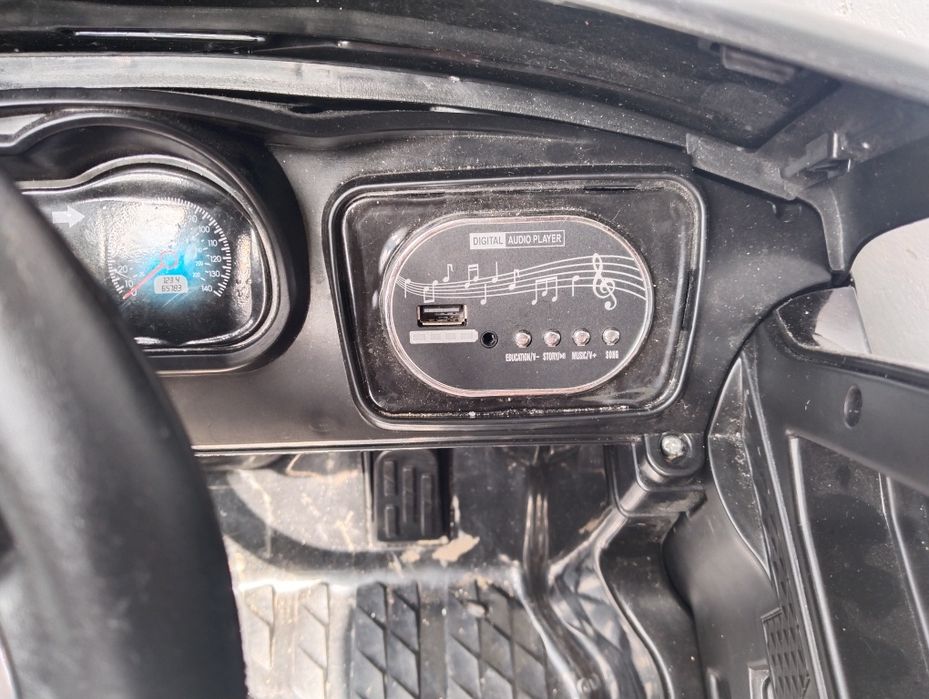 Продам машину детскую