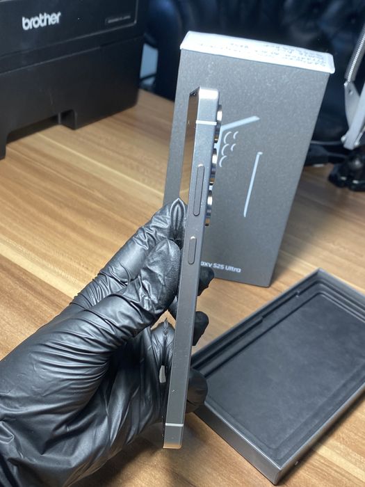 Samsung Galaxy S25 Ultra • 256 GB • Titanium Black