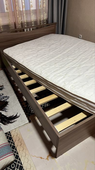 Кровать с матрасам