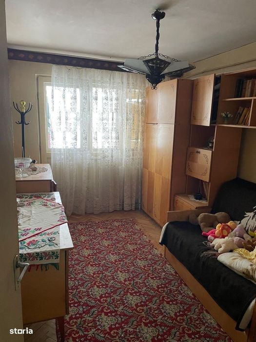 De vanzare apartament 4 camere, strada Carpati, central