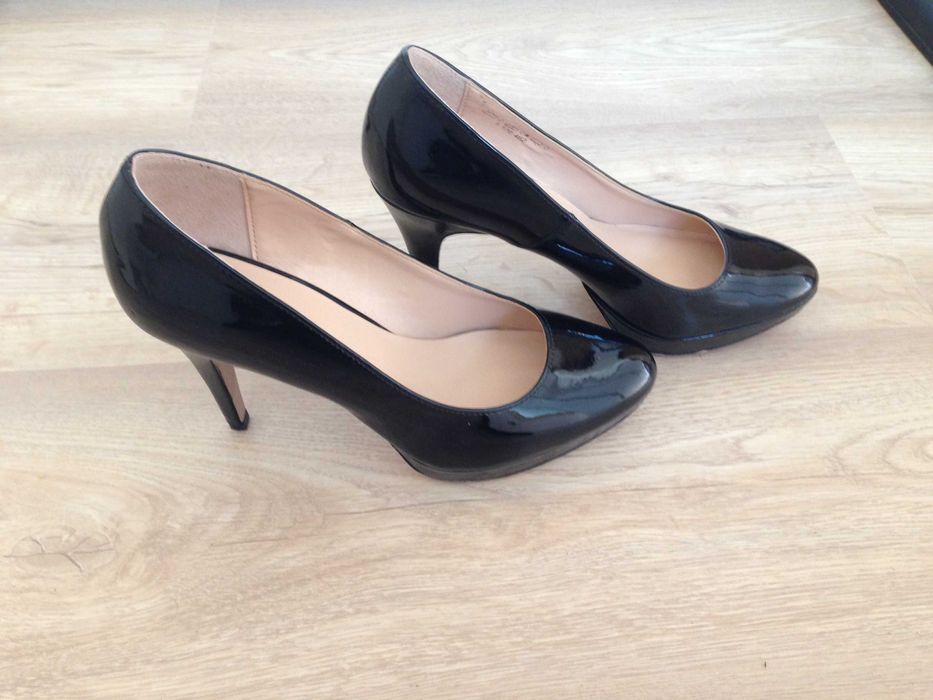 черни обувки на ток