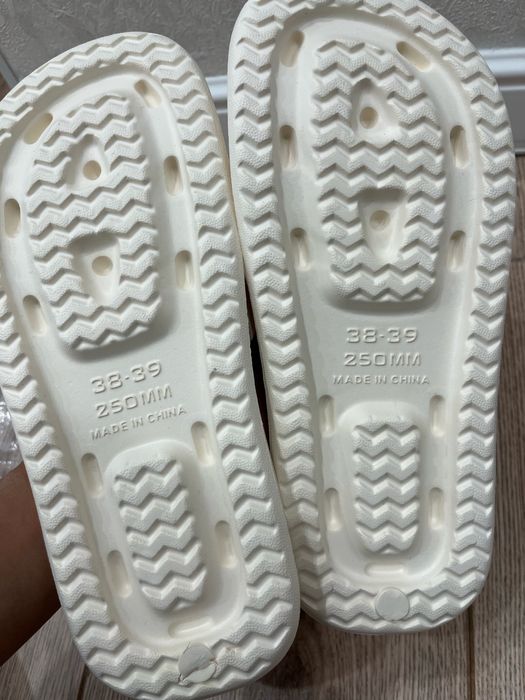 Новые резиновые шлёпки 37