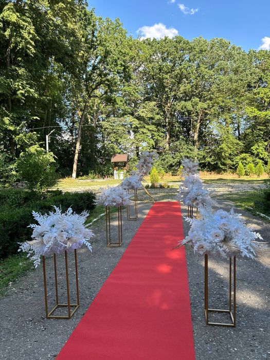 Inchiriez aranjamente florale arcada, stalpisori, panou foto