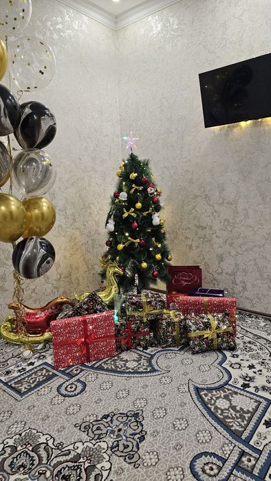 Продаётся ёлка. Без игрушек.