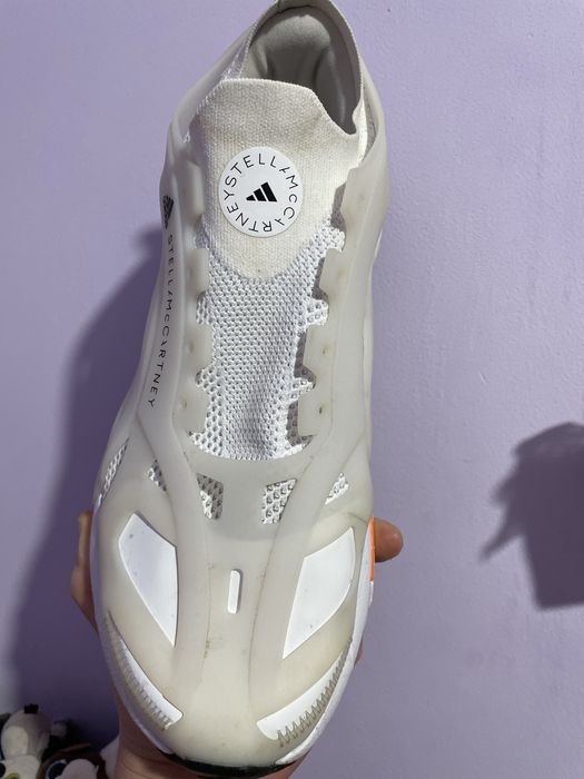 Adidas scrie marime 44 dar merge pt marimea 43