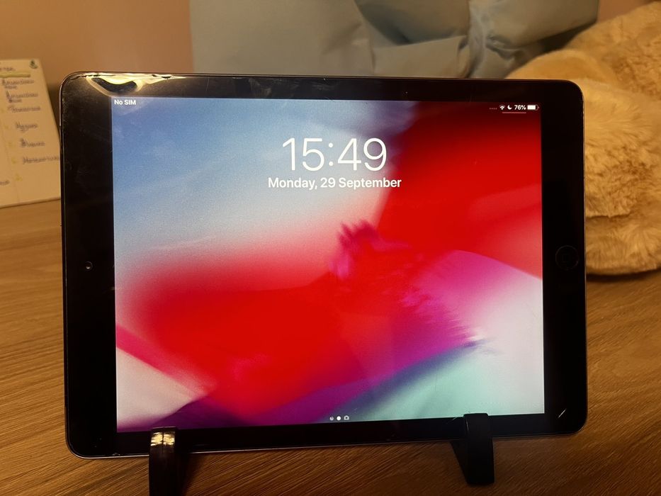 Таблет iPad с подарък стойка
