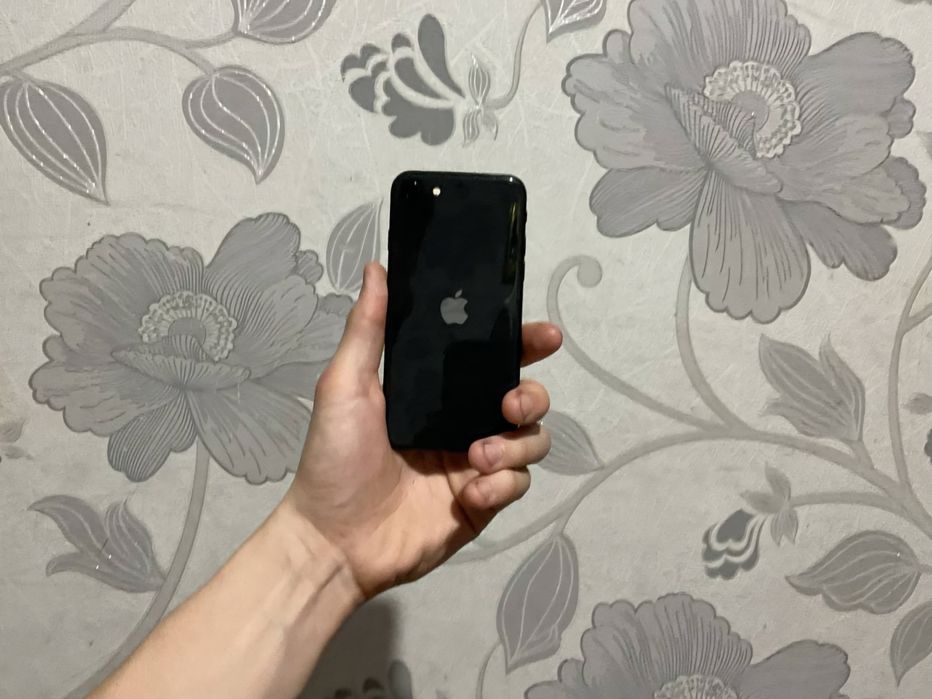 iPhone SE 2020 на 128 ГБ.
