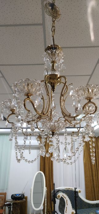 Люстра пятирожковая.
