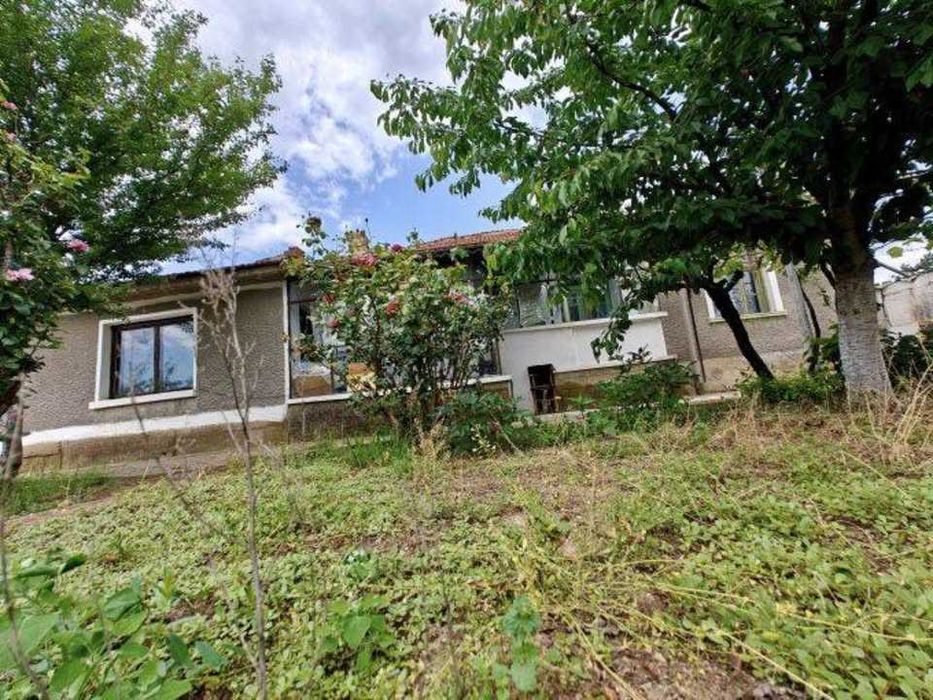 Къща в село Гранит едноетажна с допълнителна постройка