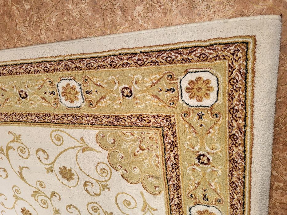 Ковёр плотный 2×3 б/у в отличном состоянии, чистый.