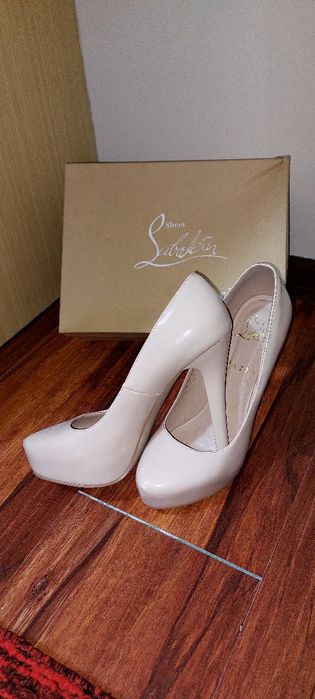 Ayollar tuflisi bejiviy rang juda kam kiyilgan holati zo'r