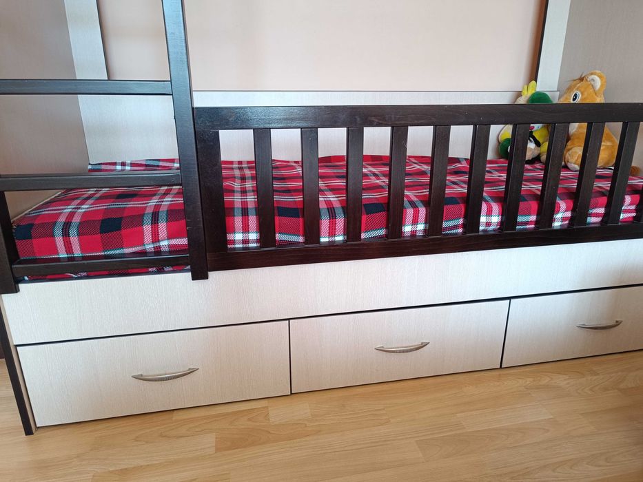 Продавам двуетажно легло