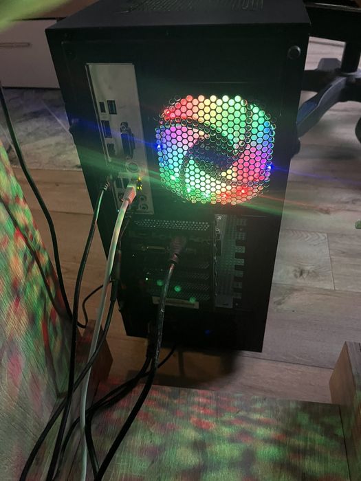Геймърски компютър + монитор