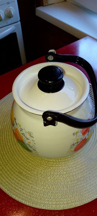 Эмалированный чайник.