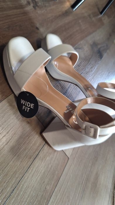 Бели обувки на висок ток