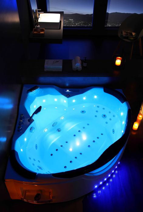 Cadă cu hidromasaj LuxEos 155x155 cm – 43 duze, LED, Bluetooth, ozon!