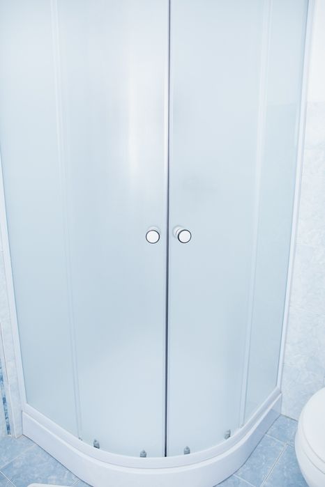 Vand cabina dus semirotunda cu cadita