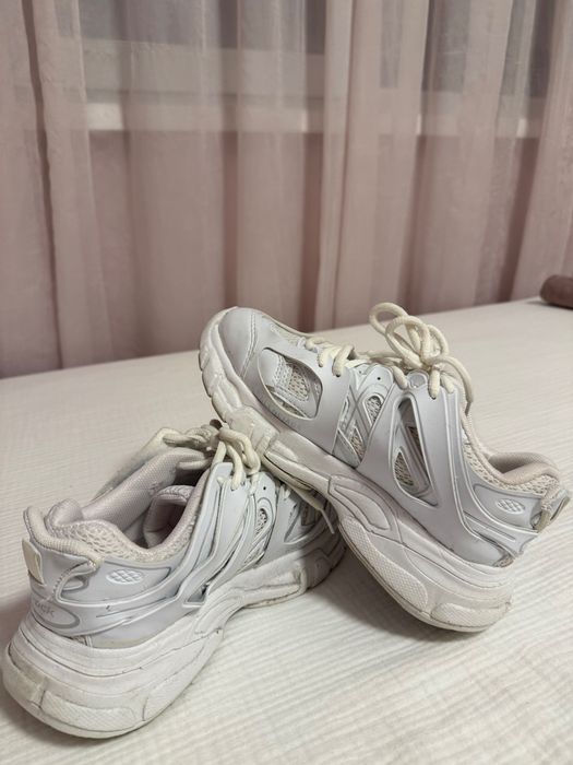 Balenciaga бели тракове