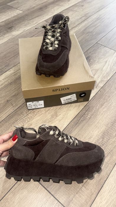 Кроссы замшевые продам