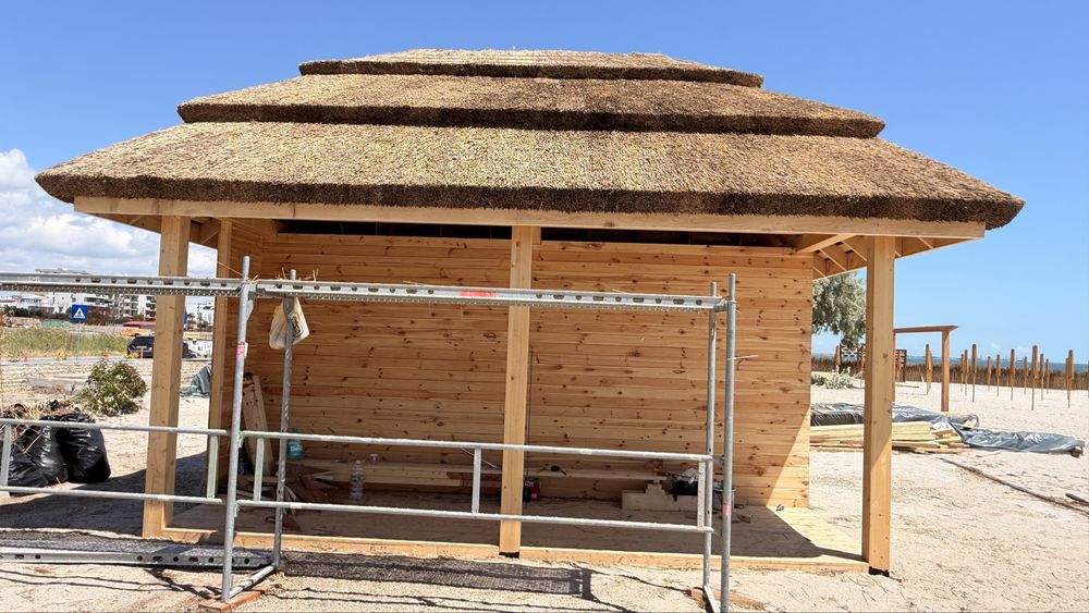 ACOPERIS DIN STUF, Constructii terase, case modulare de vacanta, pergole, Constructii zone turistice, umbrele de stuf piscina,