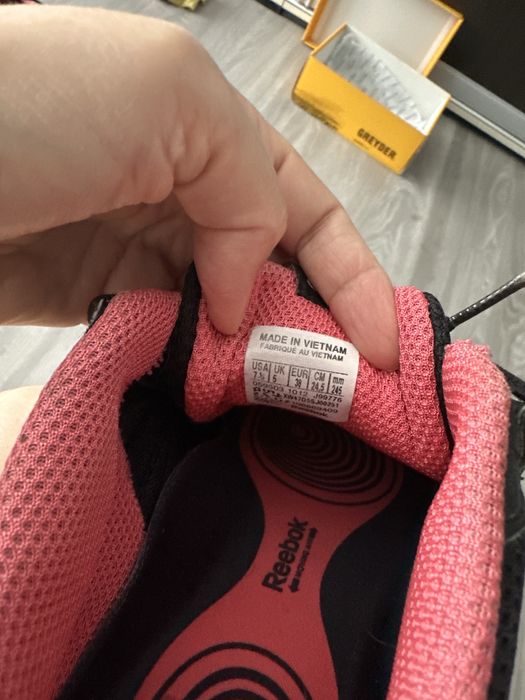 Продам кроссовки женские Reebok