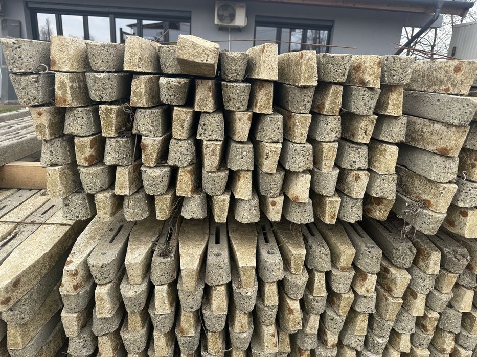 Stalpi de beton / Spalieri pentru gard, vie, zmeura etc.