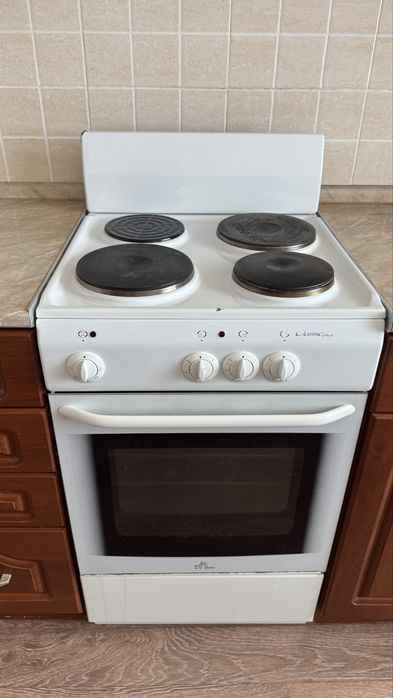 Продаю электрическую плиту на кухню с духовкой