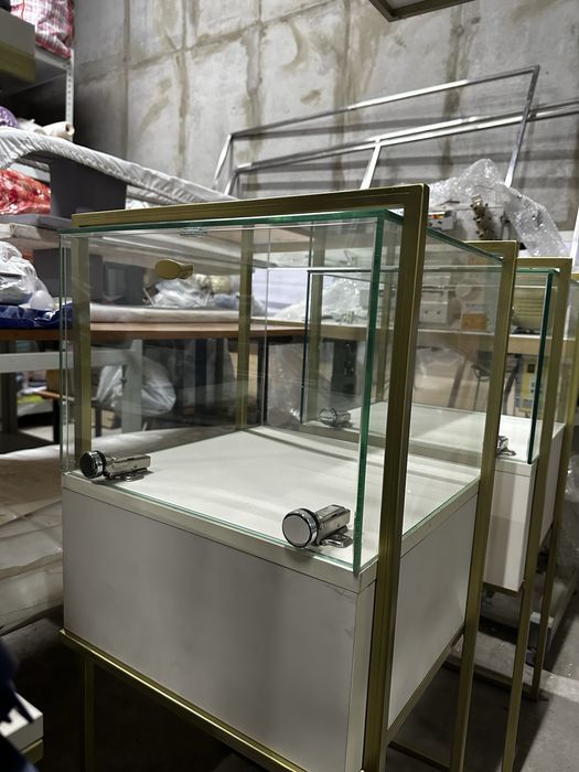 Стеклянная витрина для аксессуаров