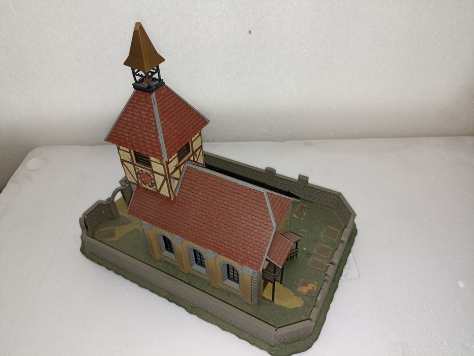 Biserica cu curte interioara scara H0