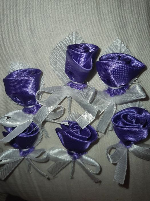 Cocarde trandafiri mov nunta/ botez bolduri ace gamalie