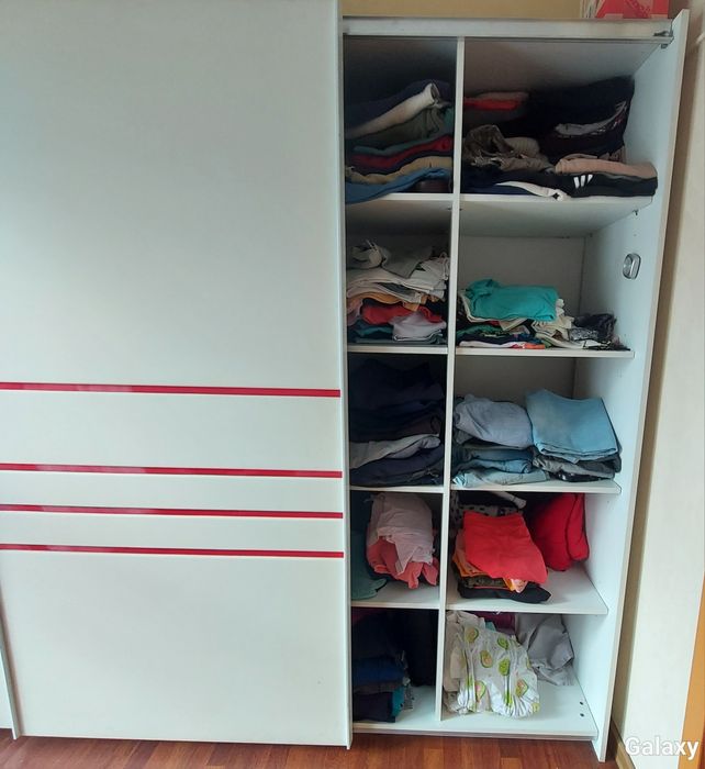 Dulap deosebit cu ușile învelite în piele eco