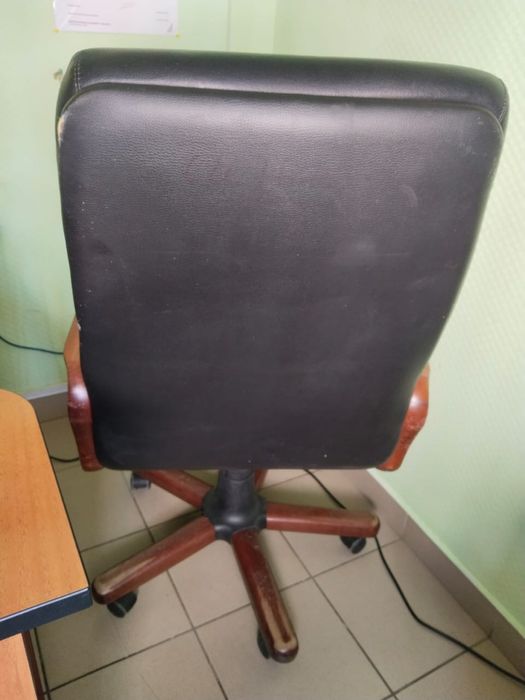 Офисное коженное кресло