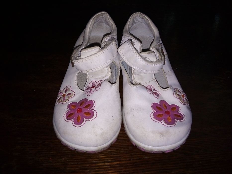 Продам! Детская обувь на девочку!