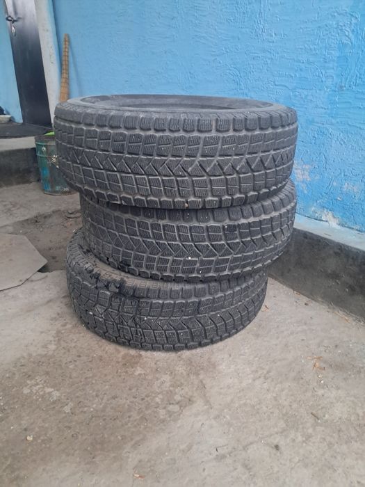 Продам  Комплект зимних шин.
