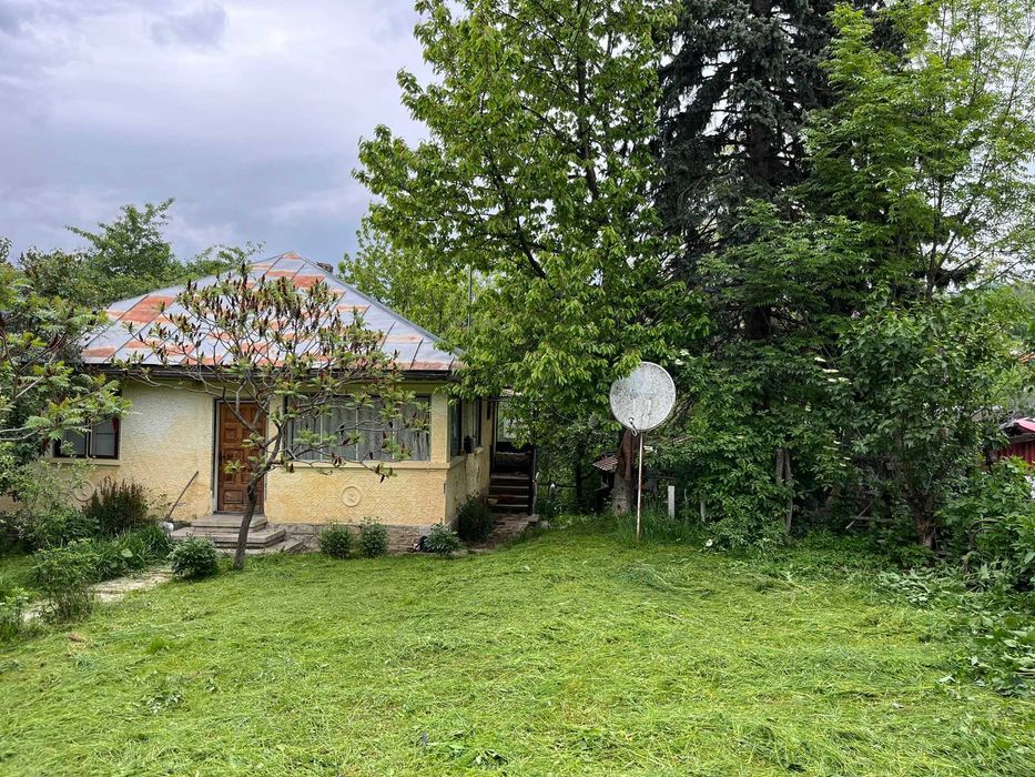 Casa batrenasca Comarnic + teren 1800 mp langa Kaufland