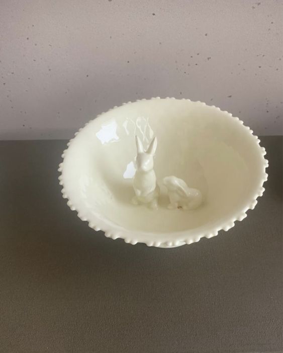 Конфетница / фарфор . Цвет молочный .