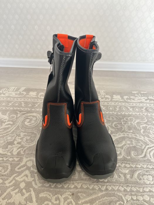 Продам спец обувь