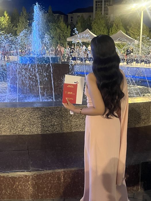 Вечернее платье с перьями