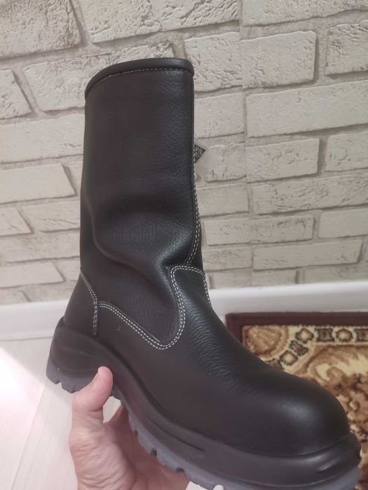 Продам зимнюю спец обувь